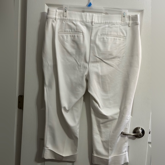 Lane Bryant - The Lena Crop Pants Moderately
Curvy Fit Size 20 - Picture 4 of 5